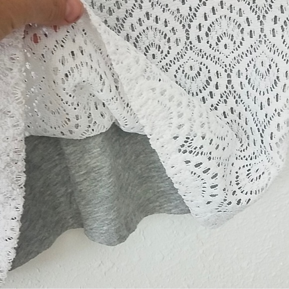 LIZ ClAIBORNE Gray Top w Lace overlay Round neck, Short sleeves, Front lined M - Picture 2 of 6